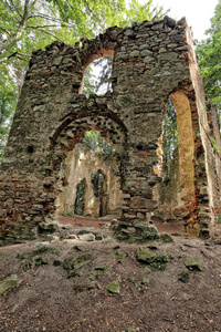 森林里破碎的教堂墙