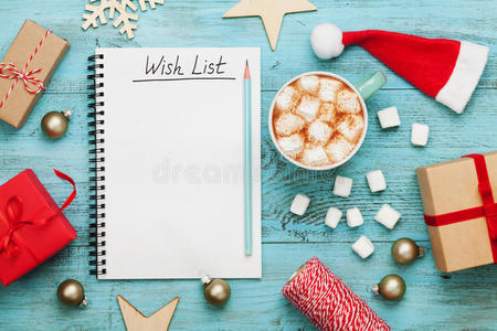 一杯热可可或巧克力与糖，节日装饰品和笔记本与愿望清单，圣诞节计划。