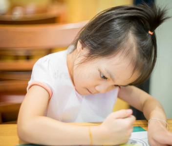 女孩正在教室里学习艺术