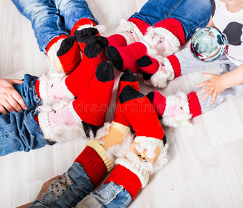 大家庭的父亲，母亲，妹妹，兄弟和婴儿穿着圣诞袜子