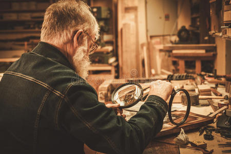 现代化 成熟 工艺品 男人 放大镜 保护 工匠 创造力 手册