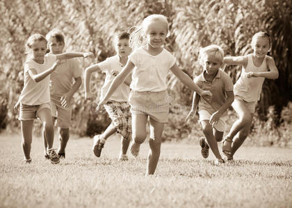 孩子们在公园里一起跑步