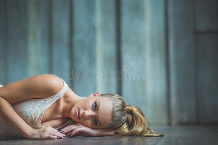 美丽的芭蕾舞演员躺在地板上