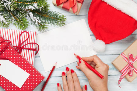 女性写圣诞贺卡和礼物包装