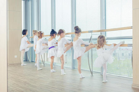 一群七个小芭蕾舞演员站在一起练习
