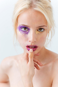 金发和紫色妆容的女人的美丽肖像