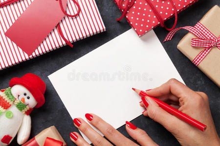 女性写圣诞贺卡和礼物包装