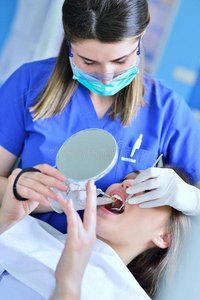 在室内 检查 考试 工具 卫生 小孩 诊所 牙科 人类 镜子