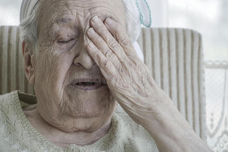 古老的 成人 特写镜头 祖母 白种人 眼睛 疼痛 退休 成熟
