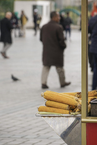 新鲜玉米出售在伊斯坦布尔街，土耳其