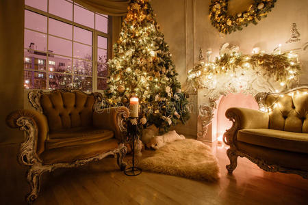 室内经典新年树的平静形象装饰在一个有壁炉的房间里