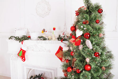 圣诞室内装饰与圣诞袜子，壁炉安
