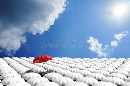 三维渲染红色雨伞的插图从许多白色雨伞的人群中漂浮在蓝天和云彩上