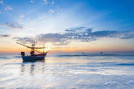早晨 钓鱼 轮廓 后面 点燃 房屋 海滩 美丽的 亚洲 风景