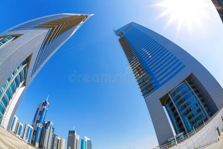 迪拜的摩天大楼映衬着阿联酋的蓝天