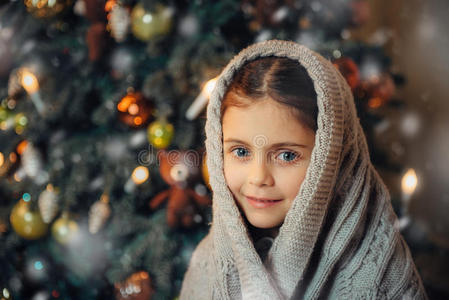 可爱的小女孩戴着温暖的围巾等待圣诞节