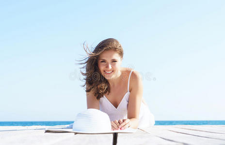 海滩 求助 空气 闲暇 浪漫的 肖像 地平线 笑脸 气候