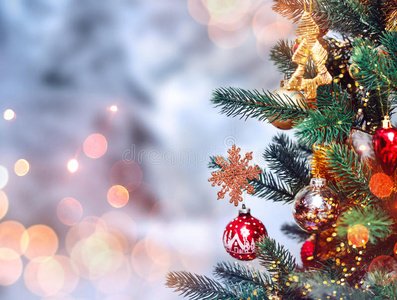 圣诞树背景和圣诞装饰与雪，模糊，火花，发光。 新年快乐，圣诞节快乐