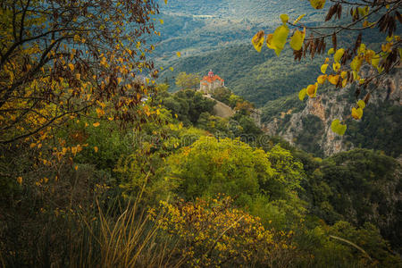 秋天的风景，五彩缤纷的树木和小教堂。峡谷