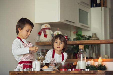 厨师 儿童 学习 厨房 白种人 面包师 乐趣 家庭 圣诞节