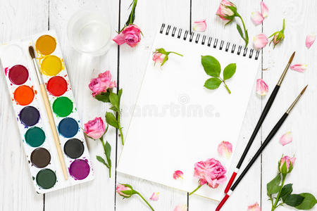 素描 艺术家 调色板 画笔 演播室 笔记本 刷子 颜色 纸张