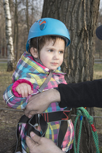 持有 自由 攀登 行动 极端 建设 森林 危险 小孩 课程