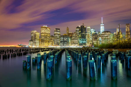 著名的纽约夜景与大城市灯纽约市，美国