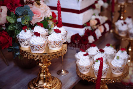 糖果棒，红色，马萨拉。 桌子上有结婚蛋糕，糖果，糖果，甜点，爸爸。