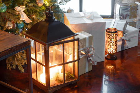 把礼物放在圣诞树下，把蜡烛放在灯里
