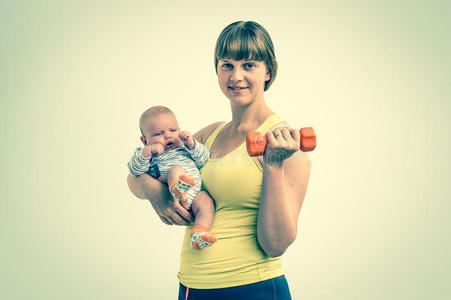美丽的 哑铃 适合 肌肉 婴儿 女士 举起 腹部 分娩 小孩