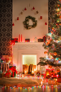 圣诞室内部设计，装饰树在花环灯