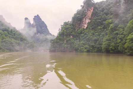 舟游宝峰湖景在张家界中国。