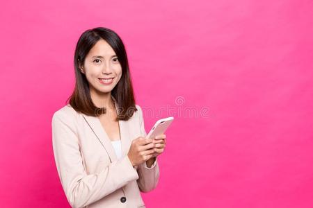 亚洲女商人使用手机