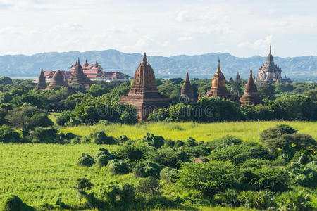 缅甸曼德勒绿色季节的八角塔和寺庙
