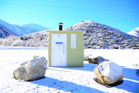 雪山顶部的一个小公厕。