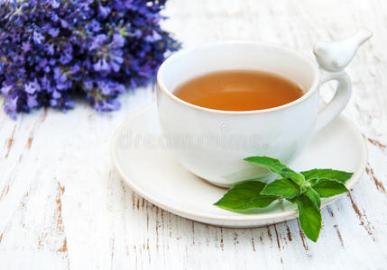 一杯茶和薰衣草花