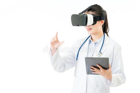 亚洲医生使用数字平板控制VR耳机眼镜