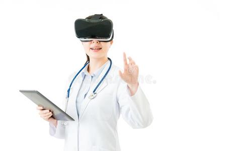 亚洲医生使用数字平板控制VR耳机屏幕