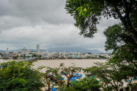 美丽的景色在芽庄和海湾的南海蓝天背景在汗霍省下午在越南。