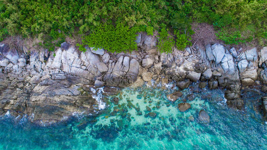 在普吉岛的棕榈树岩石和海洋的鸟瞰
