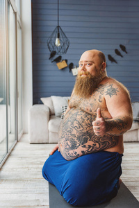 脂肪 放松 健康 超重 身体 地毯 在室内 暴食 男人 医疗保健