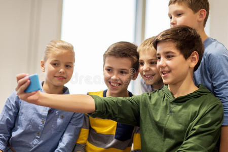 一群快乐的孩子用智能手机自拍