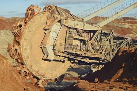 旋转的 采矿 机器 挖掘机 露天矿 机械 萃取 巨人 冶金插画