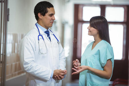 医生和外科医生在走廊里互相交流