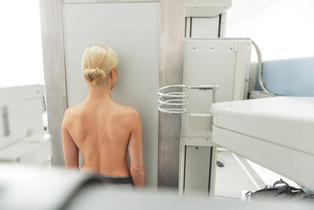 半裸的女性病人参观诊所
