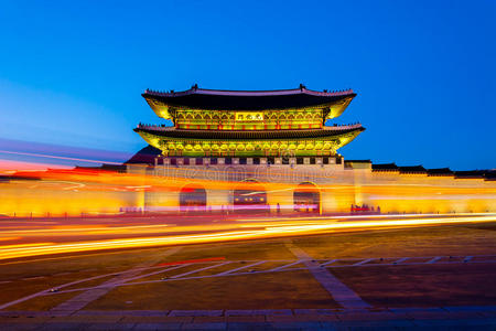 黄昏时分，韩国首尔京畿宫的美丽建筑，交通车发出的夜光