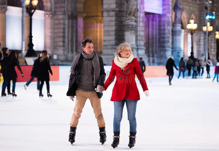 市中心美丽的老年夫妇滑冰。 冬天