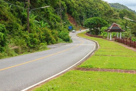 美丽的乡村道路旁边的海滩阿隆德普吉岛，风景