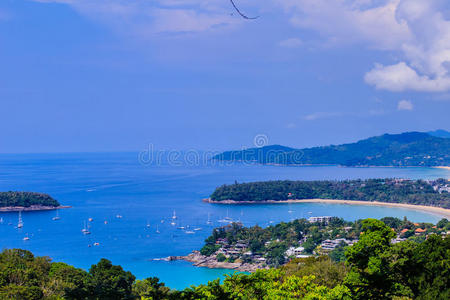 美丽的绿松石海洋景观与船只，海岸线和蓝天背景从高的鸟瞰点