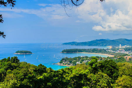 美丽的绿松石海洋景观与船只，海岸线和蓝天背景从高的鸟瞰点